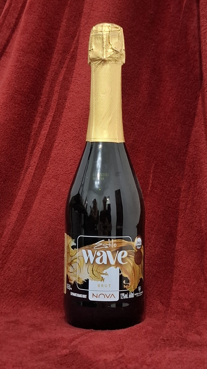 Garrafa de Estilo Wave Brut em fundo vermelho